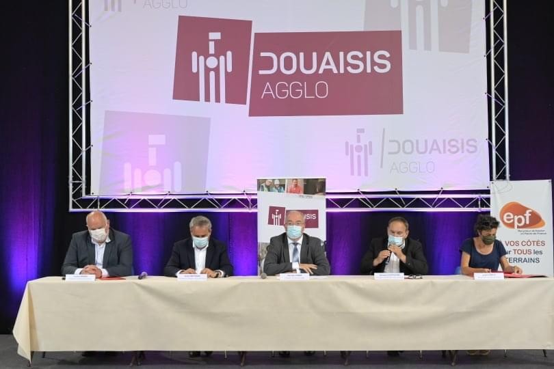 Renault, Douaisis Agglo et l'EPF ont signé le 15 juin la convention de cession de 150 ha du foncier de l'usine douaisienne. Photo : Direction de la Communication Douaisis Agglo